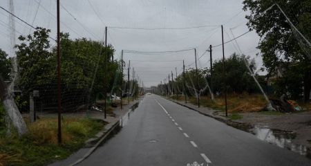 Везла тетку на тачке: в пригороде Запорожья эвакуировали двух женщин