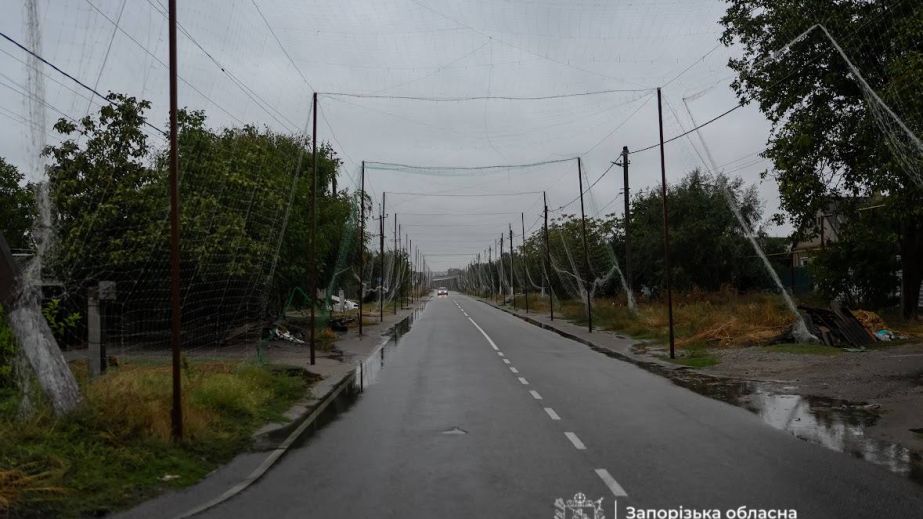 Везла тетку на тачке: в пригороде Запорожья эвакуировали двух женщин