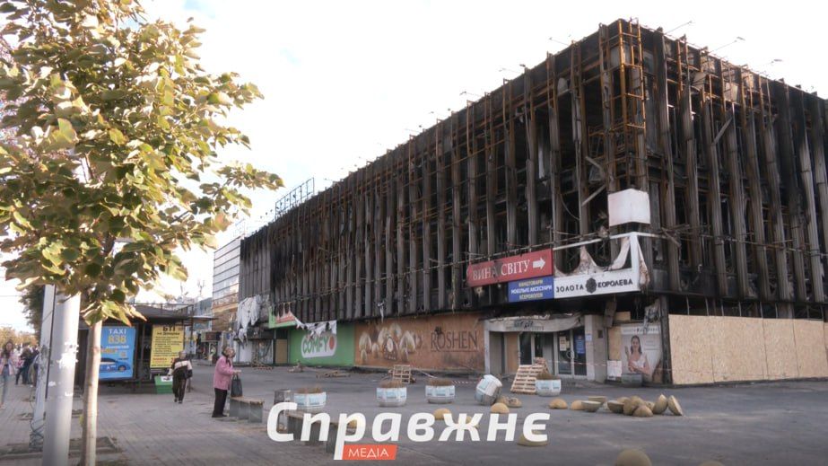 Что осталось от старейшего ТЦ Запорожья после обстрела: видео изнутри