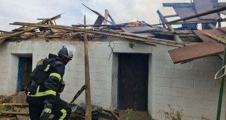 Будинок згорів через обстріли у Запорізькому районі