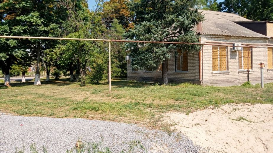 Біля Укрпошти в Запорізькому районі прибрали стихійне звалище