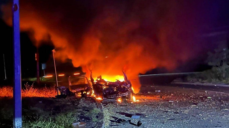 Дом, грузовики и легковушки пылали после обстрелов Запорожья