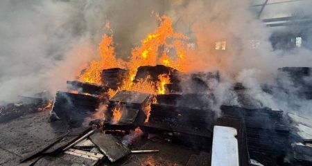 Дом и склад горели после вражеских обстрелов на Запорожье