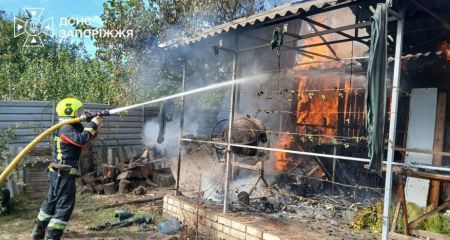 У приватному секторі Запоріжжя палала господарська споруда