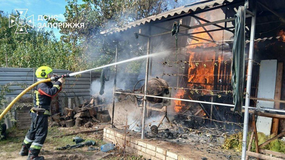 В частном секторе Запорожья пылала хозяйственная постройка