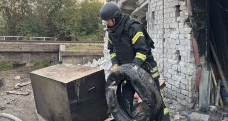Будинок, гараж і склад горіли після ворожих атак на Запоріжжі