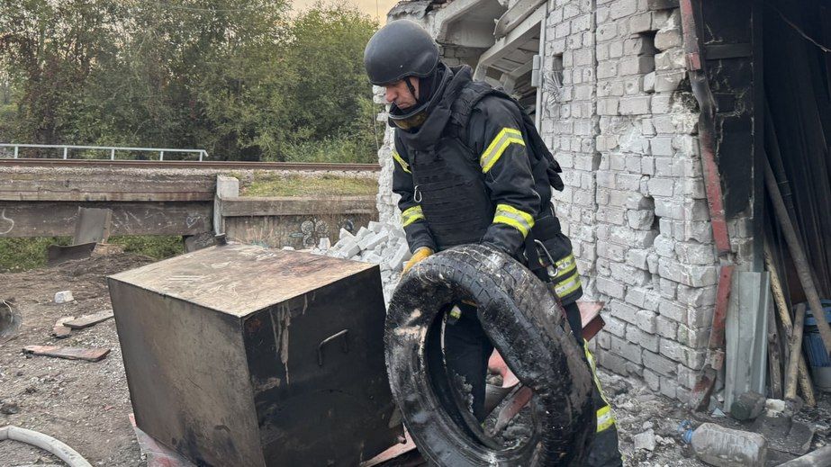 Дом, гараж и склад горели после вражеских атак в Запорожье и пригороде