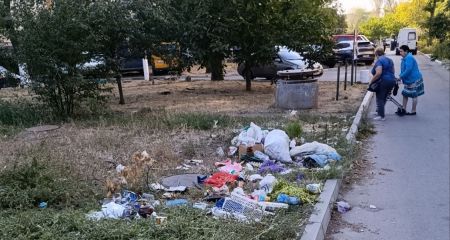 Одяг, посуд і пластик викинули біля багатоповерхівки в Запоріжжі