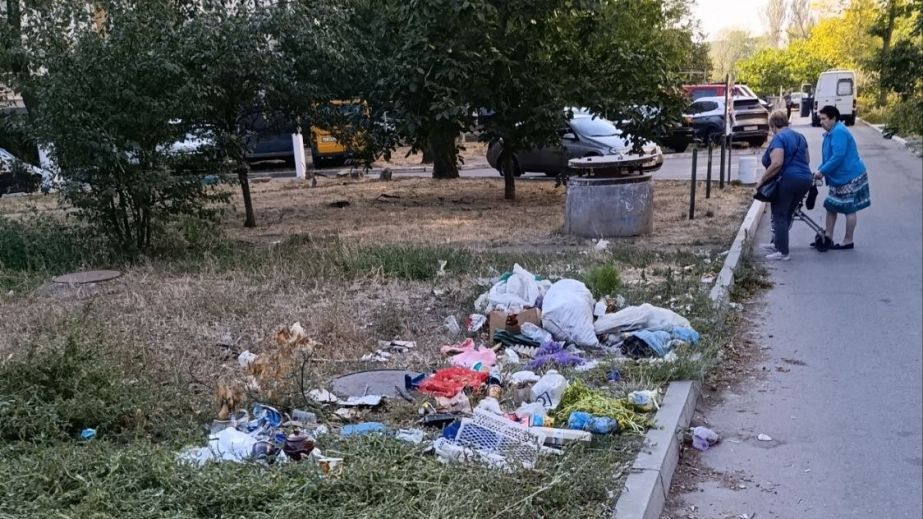 Одежду, посуду и пластик выбросили возле многоэтажки в Запорожье