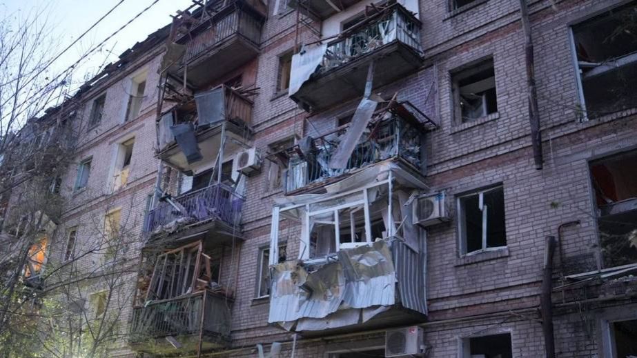 Росіяни вдарили КАБами по житловій забудові Запоріжжя: є загиблий і постраждалі
