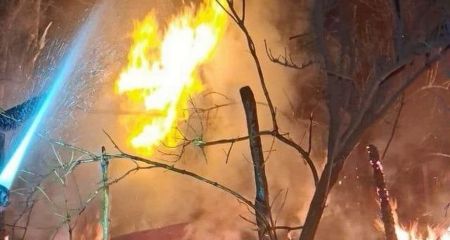 Гаражи, грузовики и легковушки пылали после атак на Запорожье