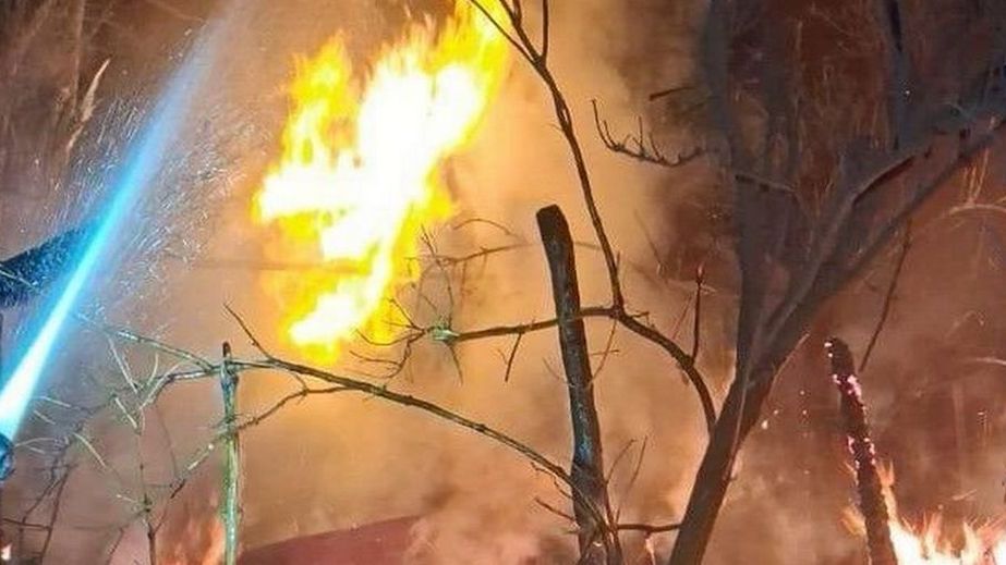 Гаражі, вантажівки та легковики палали після атак на Запоріжжі