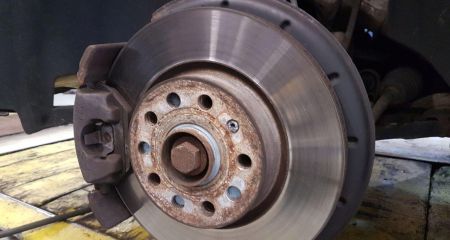 Чому після заміни гальмівних дисків кермо починає бити?