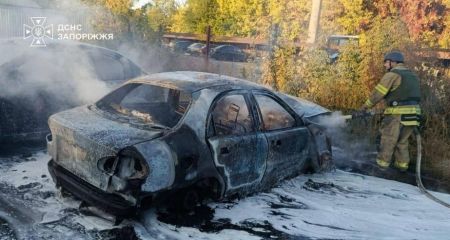 Обстріли Запоріжжя та передмістя: палали оселя й автівки