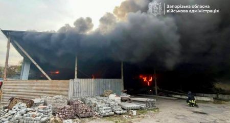 Удар РФ привел к пожару на складе в Запорожье: пострадал мужчина