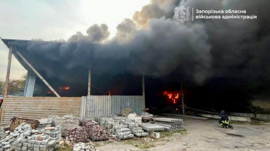 Удар РФ спричинив пожежу на складі в Запоріжжі: постраждав чоловік