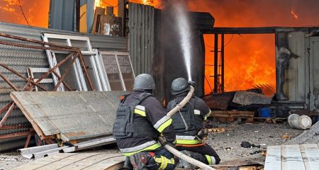 Дома, склады и авто горели после российских обстрелов на Запорожье