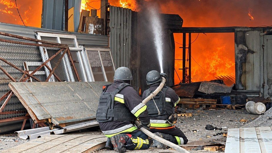 Будинки, склади й авто горіли після російських обстрілів на Запоріжжі