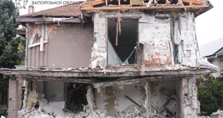 Разбитые дома и завалы: как выглядит место удара РФ по Запорожью