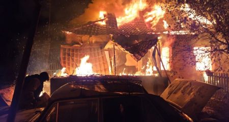 Гаражі й оселі палали після ворожих атак у Запоріжжі та передмісті