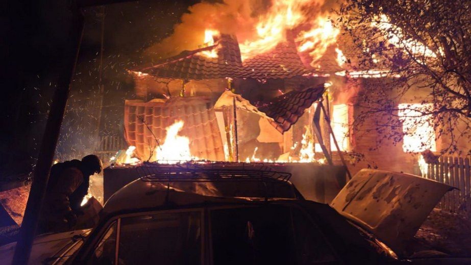 Гаражі й оселі палали після ворожих атак у Запоріжжі та передмісті