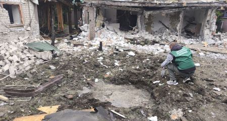 В Запорожье после обстрела зафиксировали воронку среди разрушений