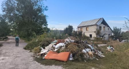 Гілля, матрац і меблевий мотлох: чергове сміттєзвалище виявили в Запоріжжі