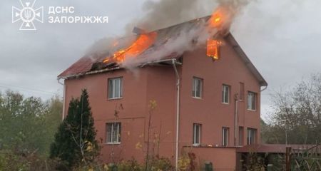 Після обстрілу в передмісті Запоріжжя горів будинок
