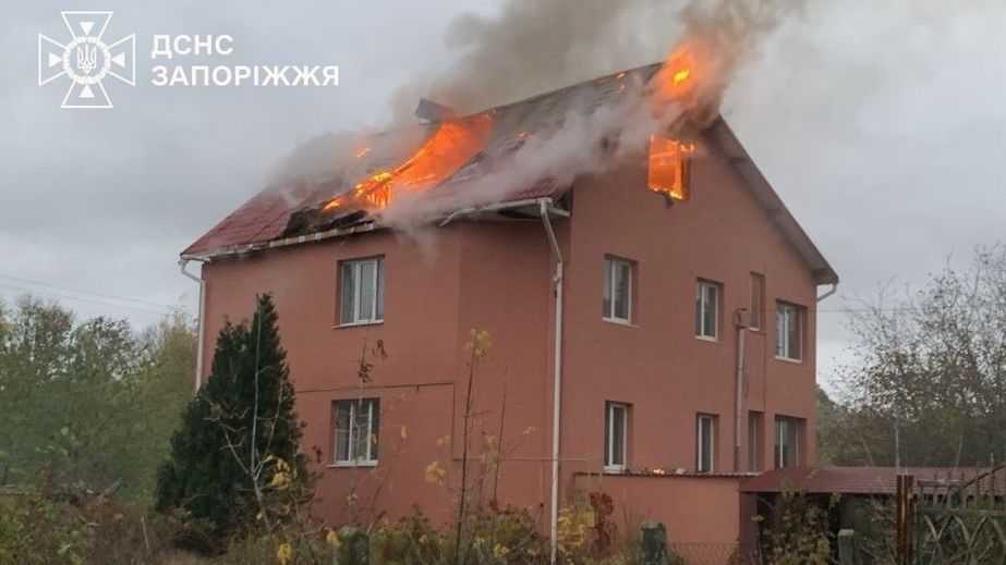 После обстрела в пригороде Запорожья горел дом