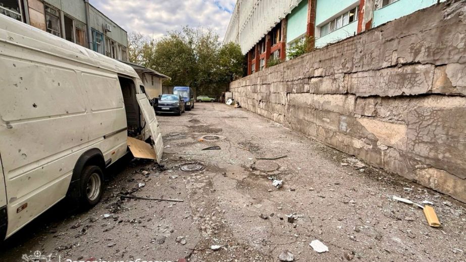 Россияне атаковали склад в Запорожье: пострадали три человека