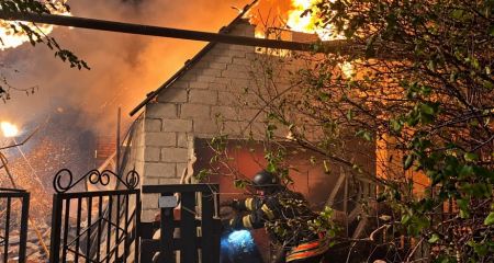 Будинки, гараж і трактор горіли після обстрілів під Запоріжжям