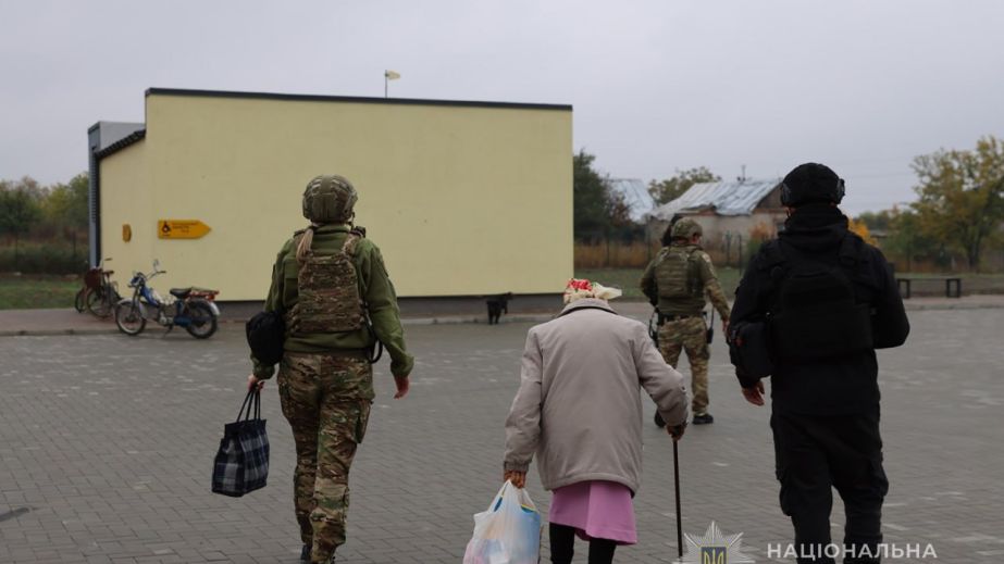 Поліція вивезла чотирьох людей із прифронтових селищ Запоріжжя