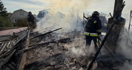 Будинок, автівки та ТЦ палали після обстрілів на Запоріжжі