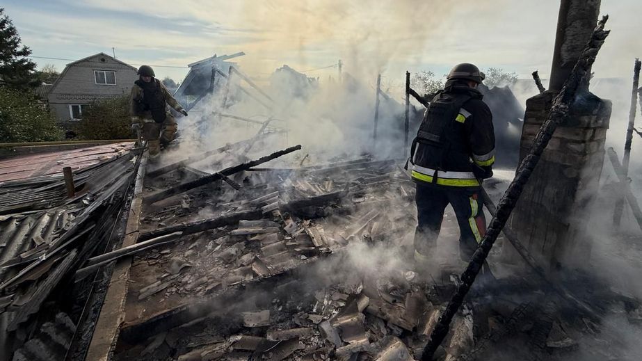 Будинок, автівки та ТЦ палали після обстрілів на Запоріжжі