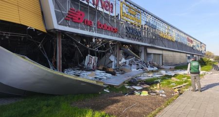 Остатки баннеров и стекла: экологи оценили последствия атаки на ТЦ Запорожья