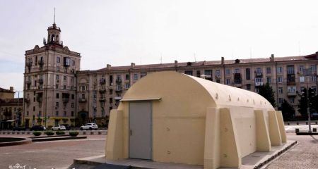 На остановках Запорожья монтируют новые модульные укрытия &ndash; кадры