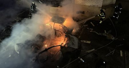 Дві автівки згоріли після удару по Запоріжжю