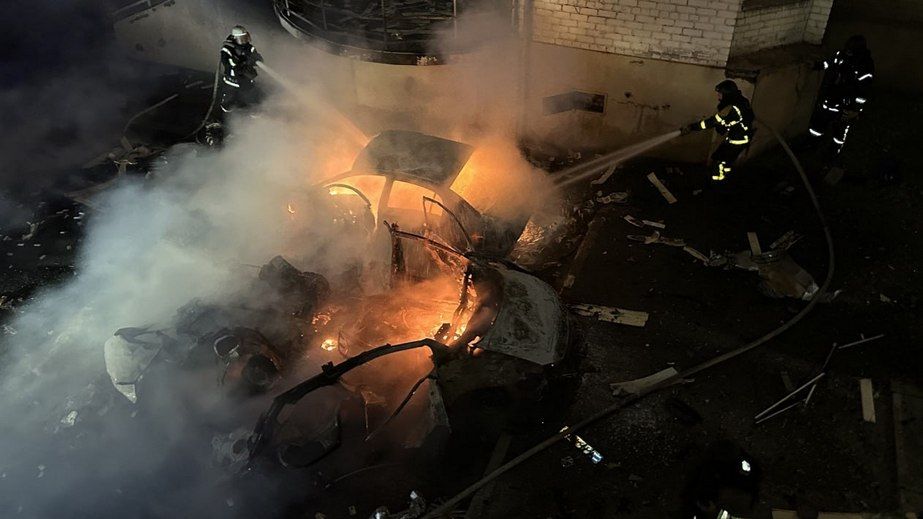 Дві автівки згоріли після удару по Запоріжжю