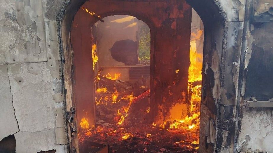 Дом горел после обстрелов в пригороде Запорожья