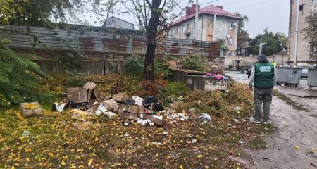 Зеленая зона превратилась в свалку в одном из районов Запорожья