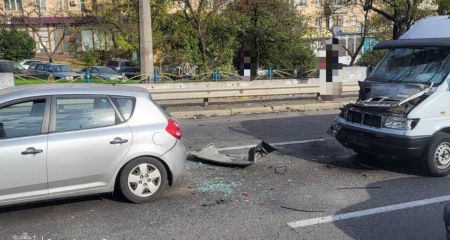 Маршрутка попала под удар FPV-дрона в центре Запорожья