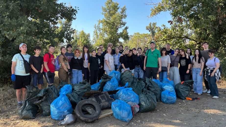 World Cleanup Day: запорожская молодежь провела толоку на набережной города