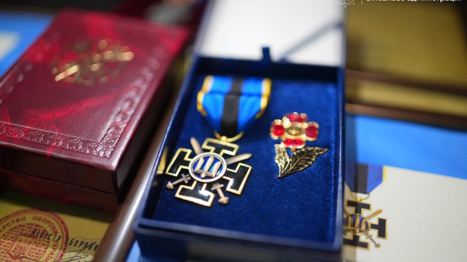 Нагороди 37 захисників передали їхнім родинам у Запоріжжі