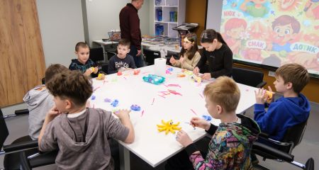 Безпечний простір: як у Запоріжжі підтримують дітей із релокованих громад