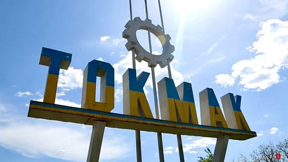 Окупанти відбирають покинуті авто у Токмаку на Запоріжжі: що відомо