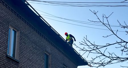 Пошкоджені вересневою атакою будинки ремонтують в одному з районів Запоріжжя