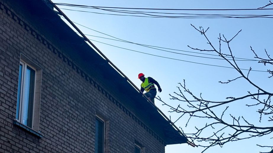 Пошкоджені вересневою атакою будинки ремонтують в одному з районів Запоріжжя