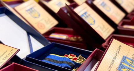 Четверті роковини війни: нагороди передали сім&rsquo;ям 40 Героїв у Запоріжжі