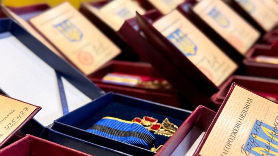 Четверті роковини війни: нагороди передали сім&rsquo;ям 40 Героїв у Запоріжжі