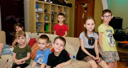 Прийомна родина із Запоріжжя подарувала дім десятьом дітям